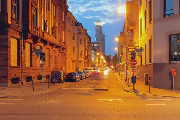 Kavşak ve gece şehir caddede. Frankfurt am Main, Almanya