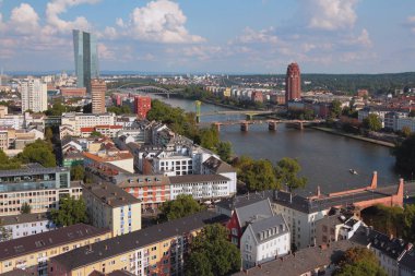 Avrupa şehri, nehir ve köprüler. Frankfurt am Main, Almanya