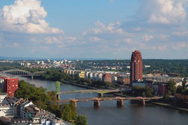 Rivier en bruggen in stad. Frankfurt am Main, Duitsland — Stockfoto