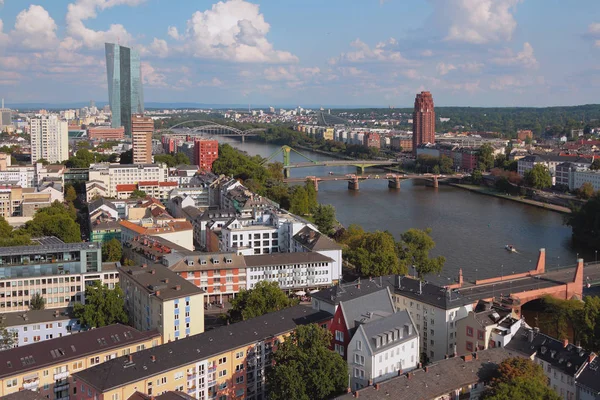 Europese stad, rivier en bruggen. Frankfurt am Main, Duitsland — Stockfoto