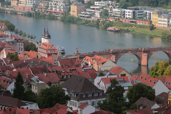 Stad en brug door rivier. Heidelberg, Duitsland — Stockfoto