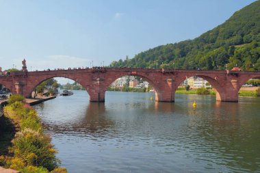 Taş köprü Neckar Nehri. Heidelberg, Almanya