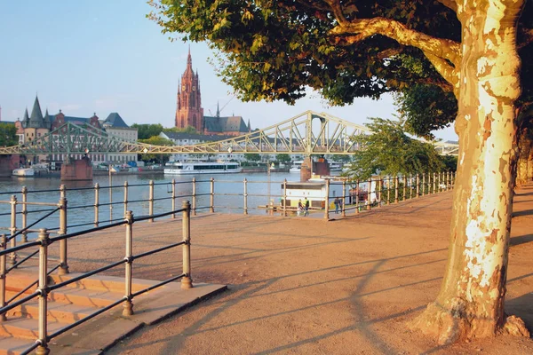 Cuadrado en terraplén. Frankfurt am Main, Alemania —  Fotos de Stock