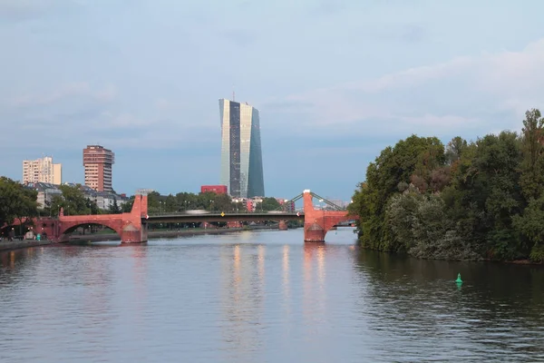 Nehir, köprü ve şehir. Frankfurt am Main, Almanya — Stok fotoğraf