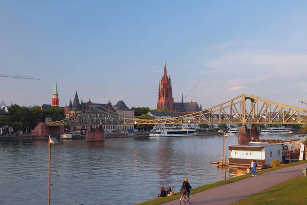 Nehir, köprü, katedral ve şehir. Frankfurt am Main, Almanya — Stok fotoğraf