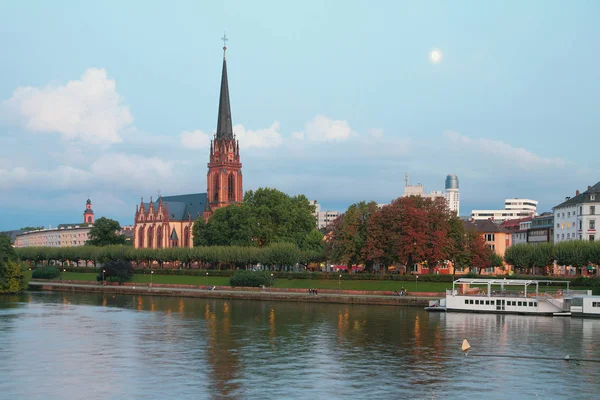 Río de la tarde, terraplén e iglesia. Frankfurt am Main, Alemania — Foto de Stock