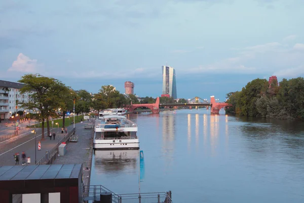 Vallen, förtöjning, floden och bron. Frankfurt am Main, Tyskland — Stockfoto