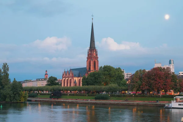 À noite, aterro e igreja. Frankfurt am Main, Alemanha — Fotografia de Stock