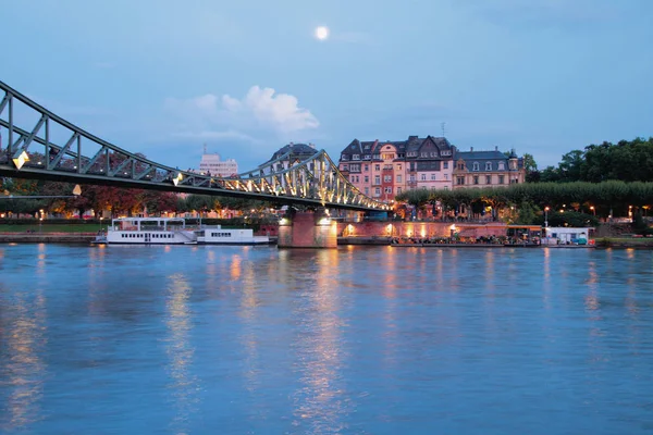 Nehir, köprü ve akşam şehirde. Frankfurt am Main, Almanya — Stok fotoğraf