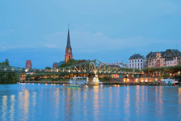 Rivier, brug, kerk en stad. Frankfurt am Main, Duitsland — Stockfoto