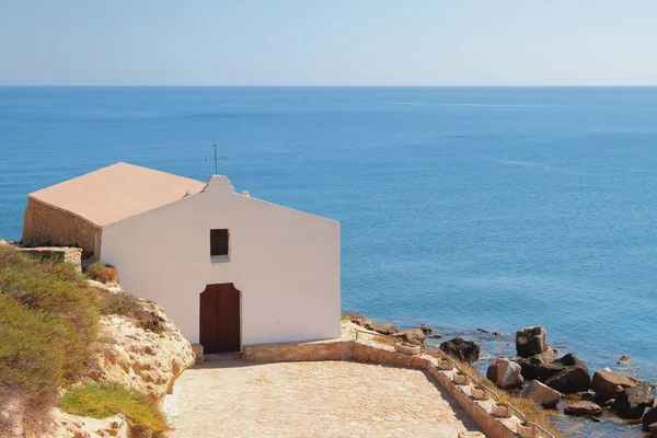 Kostel na pobřeží moře. Porto Torres, Itálie — Stock fotografie