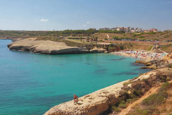 Deniz koyu ve Plajı. Porto Torres, İtalya