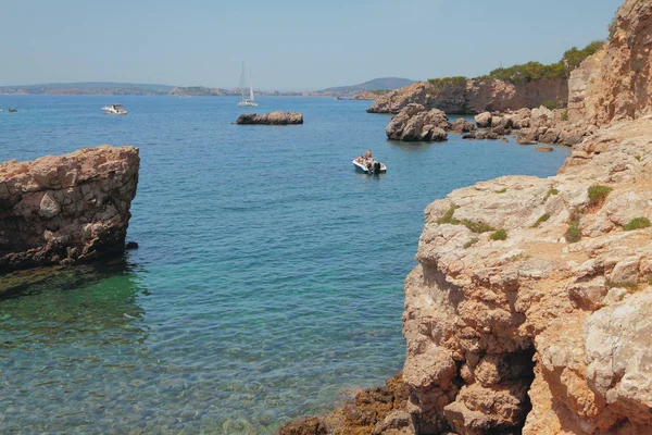 Costa rocosa y bahía Cala Xinxell. Palma-de-Mallorca, España — Foto de Stock