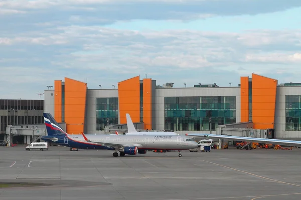 Sheremetyevo, Moskova, Rusya - 01 Temmuz 2017: Havaalanında hizmetteki yolcu uçağı