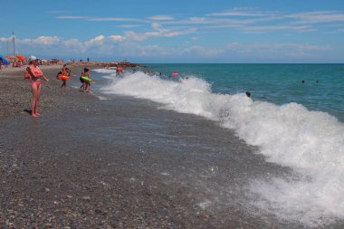 Kum ve shingle kumsalda. Savona, İtalya