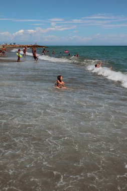 Deniz kumsalda banyo insanlar. Savona, İtalya