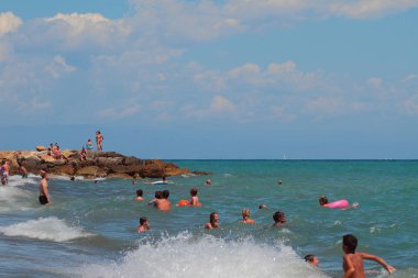 Savona, İtalya - 02 Temmuz 2017: insanlar huzursuz denizde Yüzme 