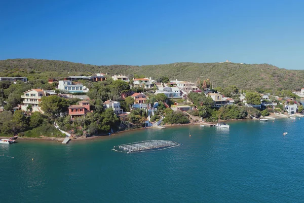 Landhäuser an der Küste des Golfes. mahon, menorca, spanien — Stockfoto