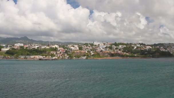 Línea costera de la isla en el Mar Caribe. Fort-de-France, Martinica — Vídeos de Stock