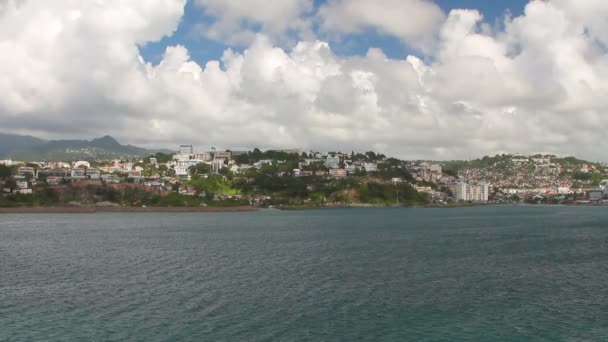 Costa y ciudad. Fort-de-France, Martinica — Vídeo de stock