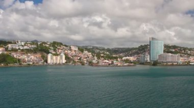 Deniz Körfezi ve kıyısında şehir. Fort-de-France, Martinique