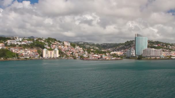 Mar golfo y ciudad en la costa. Fort-de-France, Martinica — Vídeos de Stock