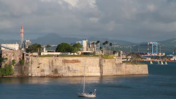 Golfo de mar y fortaleza. Fort-de-France, Martinica — Vídeos de Stock