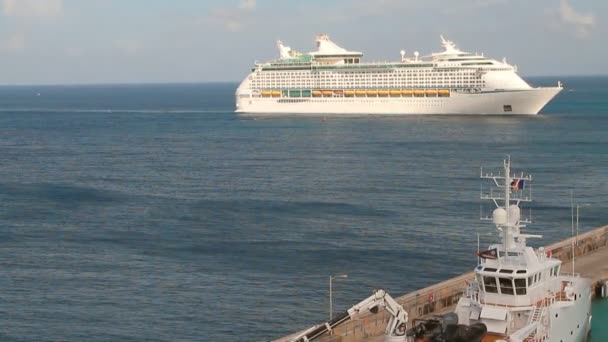 Kreuzfahrtschiff Auf Dem Weg Zum Hafen Bridgetown Barbados — Stockvideo