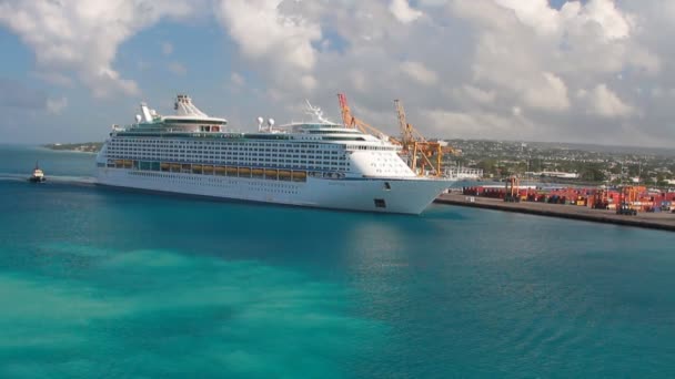 Kryssningsfartyg Anländer Till Hamnen Bridgetown Barbados — Stockvideo