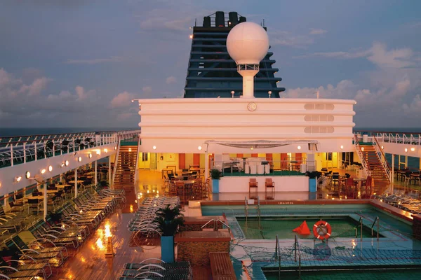 Deck des Kreuzfahrtschiffes am frühen Morgen — Stockfoto