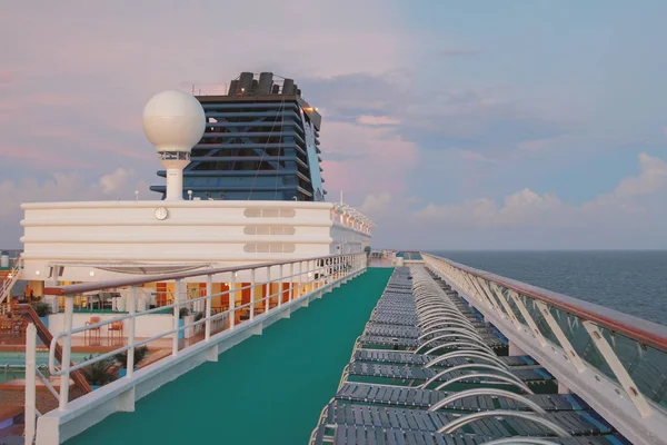 Cubierta solar de crucero en la madrugada tropical — Foto de Stock