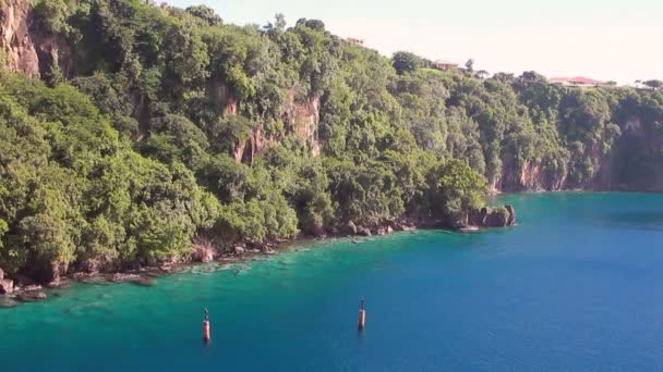 Βραχώδη Ακτή Του Νησιού Στην Καραϊβική Θάλασσα Κίνγκσταουν Άγιος Βικέντιος — Αρχείο Βίντεο