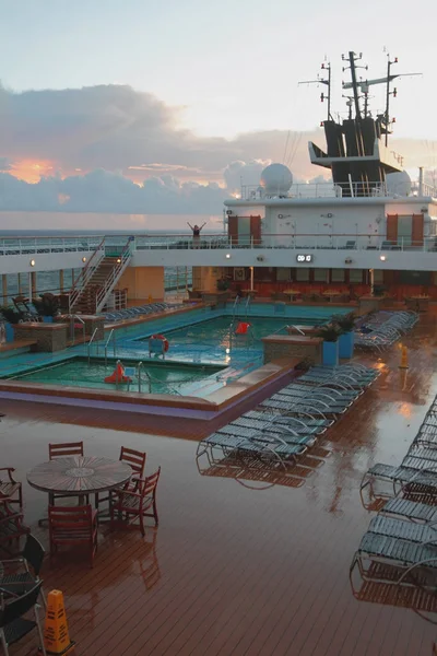 Mar Caribe - Nov 06, 2017: Cubierta de crucero y amanecer en los trópicos — Foto de Stock