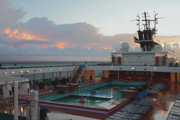 Mar Caribe - Nov 06, 2017: Cubierta de crucero y amanecer — Foto de Stock