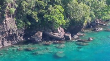 Kayalık sahil. Kingstown, Saint Vincent ve Grenadinler
