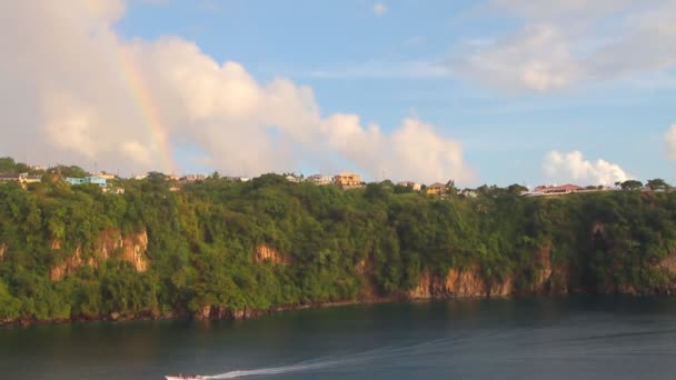 雲と虹は熱帯の島の海岸 キングスタウン セントビン セントおよびグレナディーン諸島 — ストック動画