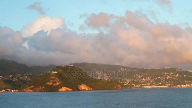 Deniz, Dağlık sahil ve bulutlar. Kingstown, Saint Vincent ve Grenadinler