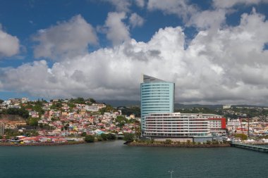 City Yalı ve bulutlar. Fort-de-France, Martinique