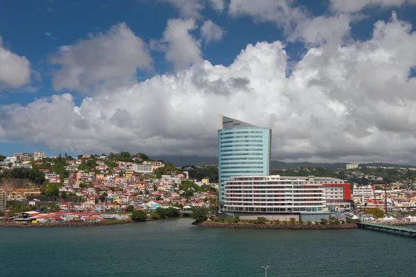 Cidade na costa do mar e nuvens. Fort-de-France, Martinica — Fotografia de Stock