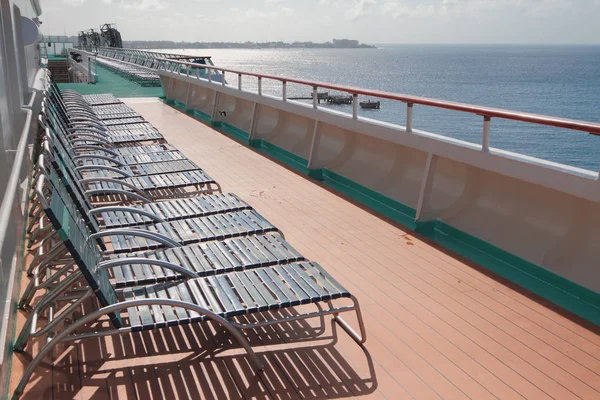 Cruise liner güneş güverte. Bridgetown, Barbados — Stok fotoğraf