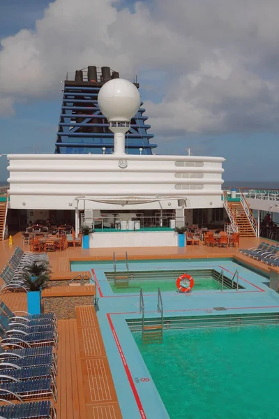 Cubierta y piscinas en crucero. Bridgetown, Barbados — Foto de Stock