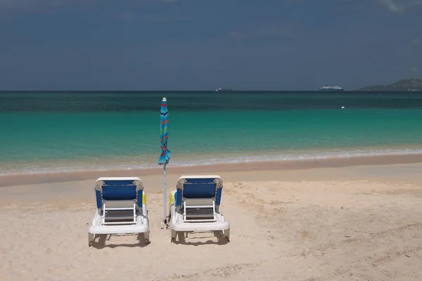 Liegestühle am Strand. St. George 's, Grenada — Stockfoto