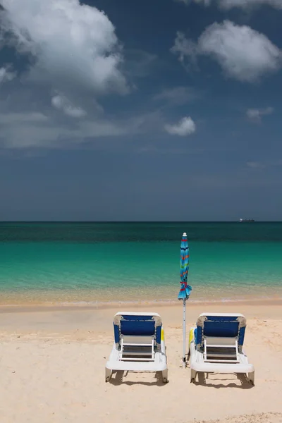 Liegestühle am Strand und Meer. St. George 's, Grenada — Stockfoto