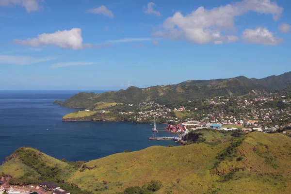 Zee, de bergachtige kust en de baai. Clare Valley, Saint-Visent en Grenadines — Stockfoto