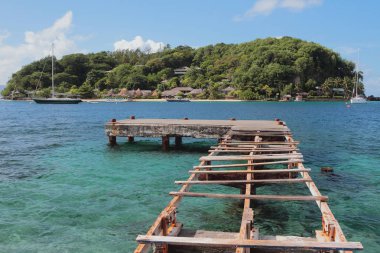 Yarı harap iskele ve genç Adası. Kingstown, Saint-Vicent