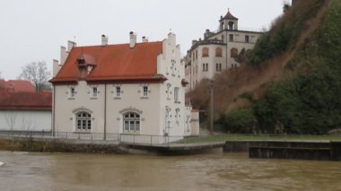 Nehir ve karaya bina. Sigmaringen, Baden Wurttemberg, Almanya