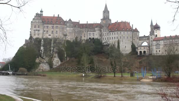 ドナウ川と岩の上に城 ドイツのバーデン ヴュルテンベルク州ジグマリンゲン — ストック動画