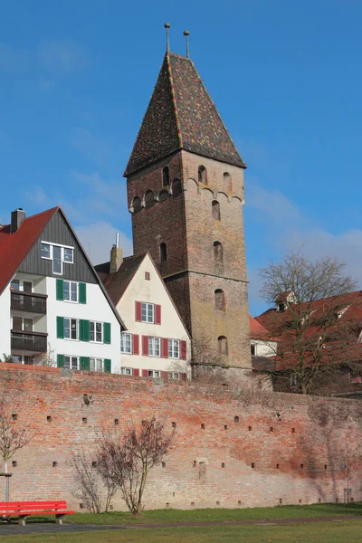 Şehir ve düşen Kulesi Metzgerturm. Ulm, Baden Wurttemberg, Almanya — Stok fotoğraf