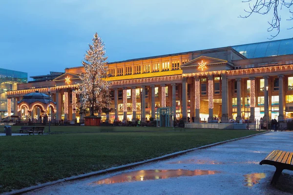 Kerstmis en Nieuwjaar Europese stad. Stuttgart, Baden-Wurttemberg, Duitsland — Stockfoto