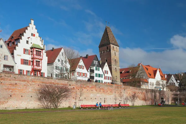 Miasto, miasto ściany Stadtmauer i wieża Metzgerturm. Ulm, Baden-Wurttemberg, Niemcy — Zdjęcie stockowe